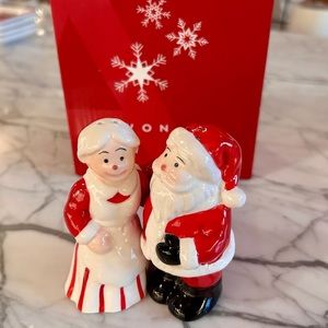 Avon Santa & Mrs Claus Salt/Pepper Shakers